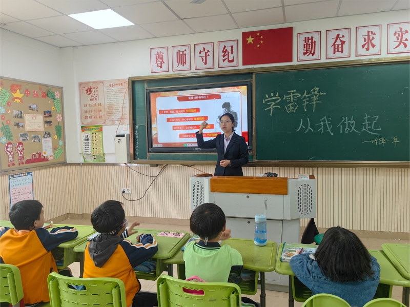 学雷锋主题班会听障一年陈聪莉g.jpg